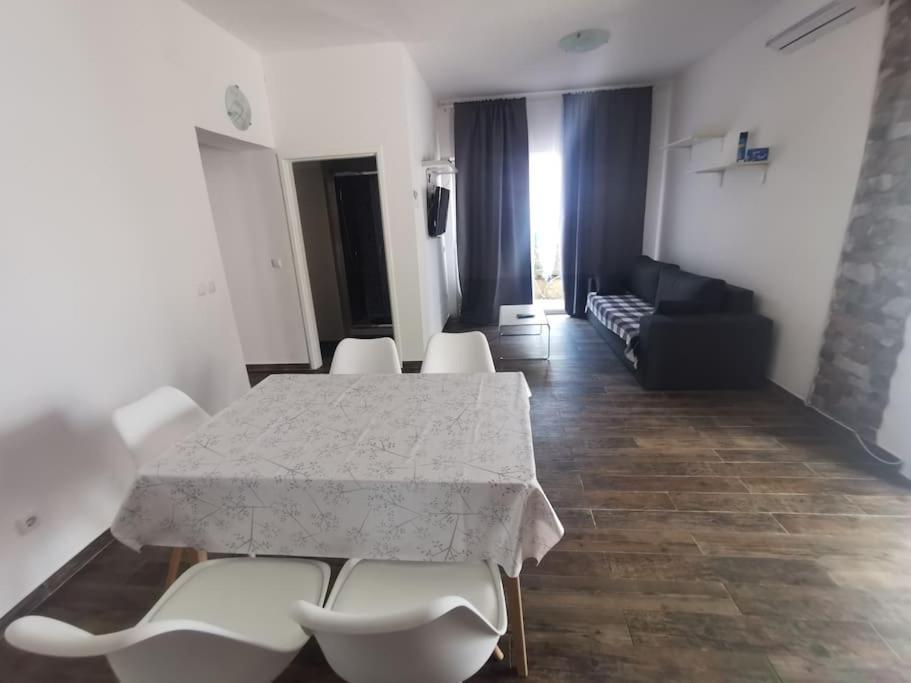 פאז'אנה Apartmani Viktorija מראה חיצוני תמונה